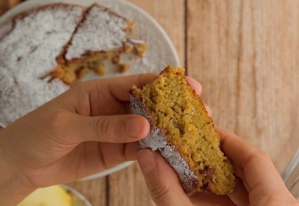 La torta di mele che ha conquistato tutti sui social: 3 ingredienti, zero fatica e tanto gusto (la più facile e leggera che esista) con solo 120 kcal!