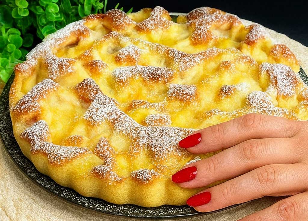 Pensavo fosse la solita torta di mele… invece è la più soffice e leggera che abbia mai provato, stavolta mia suocera si è superata!