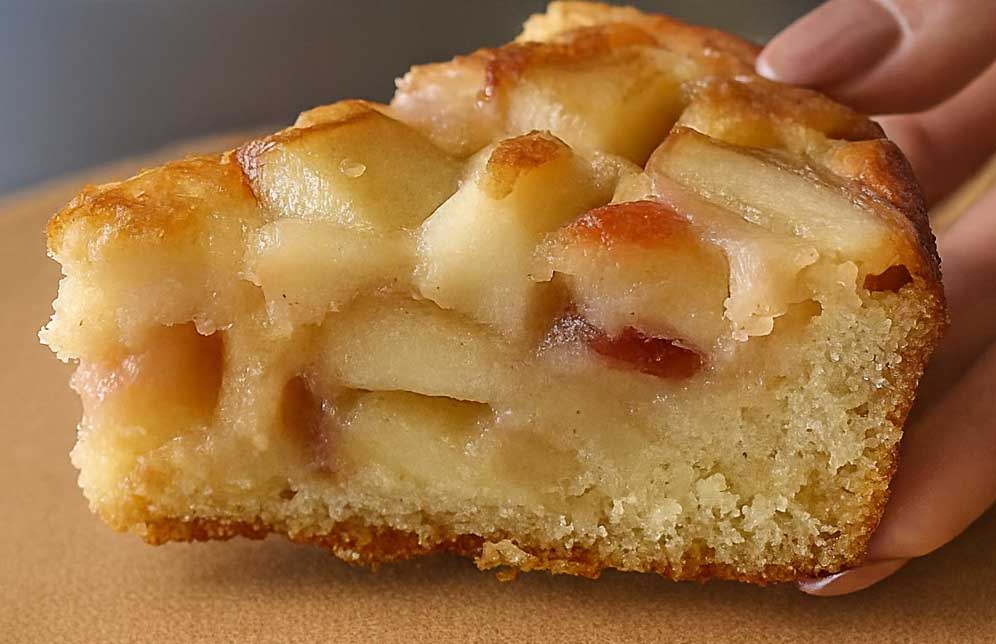 La torta d’autunno per eccellenza con tante mele e yogurt: buona, sofficissima e non ti appesantisce, è da preparare oggi stesso