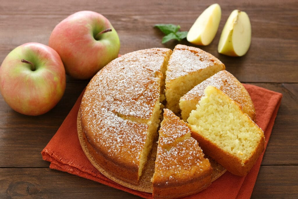 Il segreto è frullare tutto insieme: mele, limone e un po’ di farina per la torta più soffice di sempre (è così facile che la preparo anche la mattina presto)!