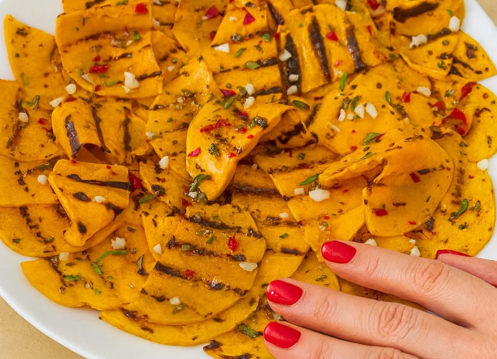 Un piatto povero contadino autunnale: zucca grigliata come la faceva la mia nonna, perfetta per accompagnare qualsiasi cosa — dal pesce alla carne!