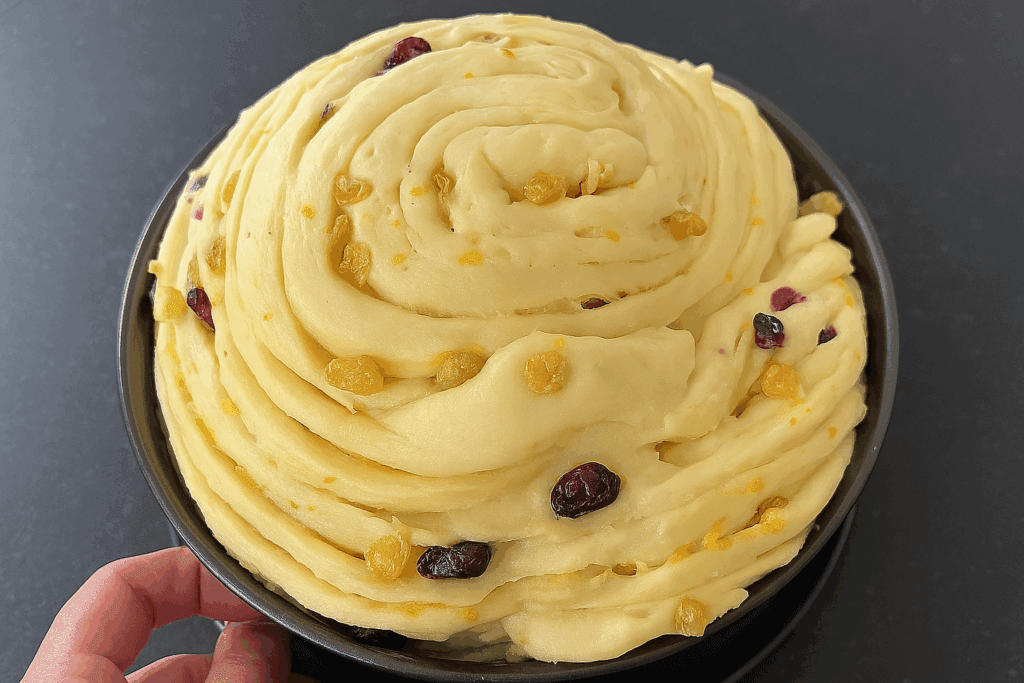 Altro che panettone industriale! Con questa versione fatta in casa con noci e uvetta spacchi a Natale: è più leggera, profumata e ha solo 290 kcal a fetta!