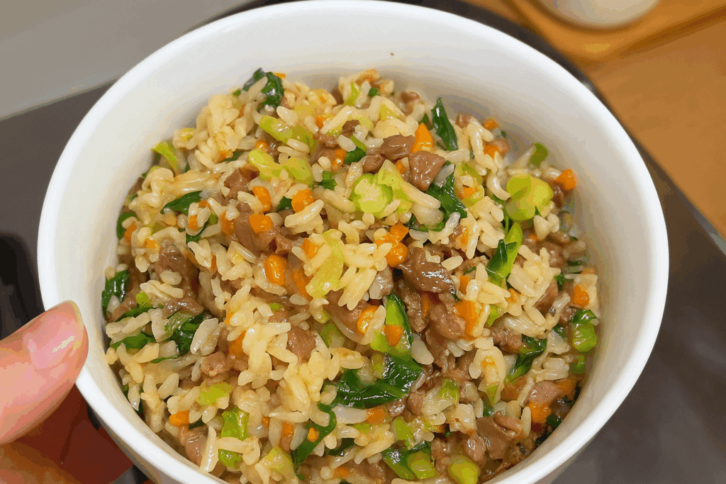 20 minuti e cena servita: riso con carne e verdure, completo, leggero e perfetto anche il giorno dopo (e con meno di 450 kcal!)