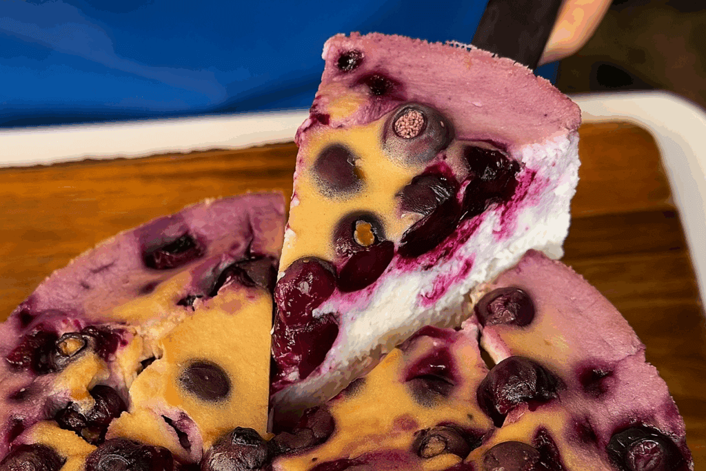 Dolce, soffice e con solo 130 kcal: questa torta allo yogurt e mirtilli è ricca di proteine e fibre, non fa ingrassare ed è perfetta dopo l’allenamento!