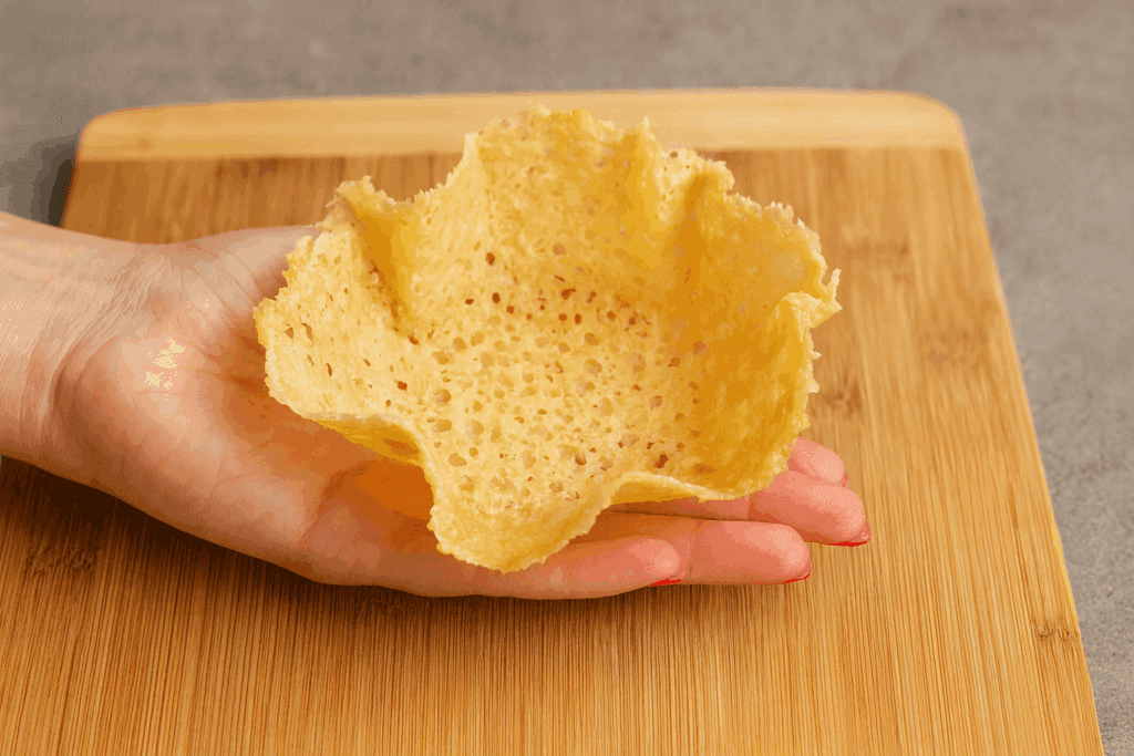 Altro che antipasto complicato: questi cestini di Parmigiano si fanno in 5 minuti, li farcisci come vuoi e fanno un figurone al pranzo di Capodanno, li farcisco con crema e salmone!