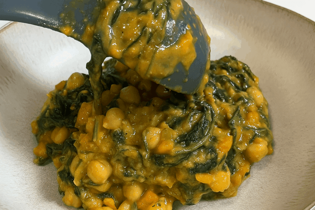 Sono una nutrizionista e questa è una delle mie ricette preferite: ceci e spinaci cremosi al curry, sani, sazianti e ricchi di ferro