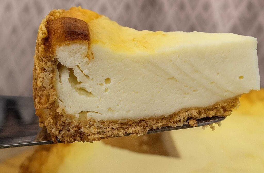 Altro che crostate burrose! Questa versione con avena e ricotta è leggera, sazia, puoi metterci sopra la frutta che vuoi e ha solo 220 kcal a fetta!