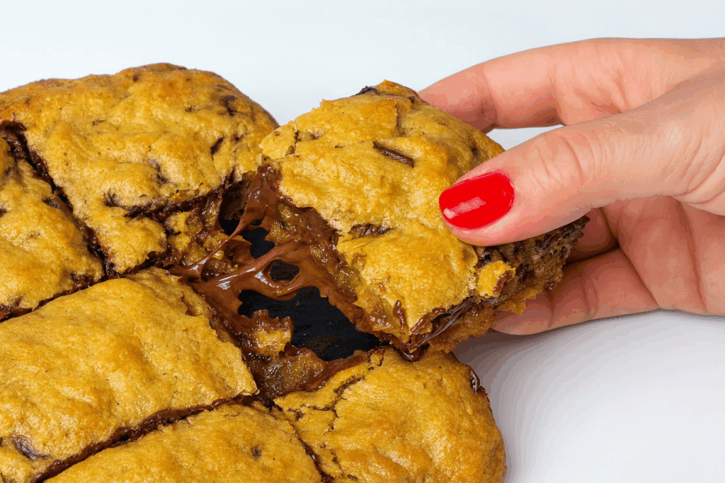 Altro che brownies pieni di zucchero: questi blondies fit sono morbidi, golosi, si fanno in una sola ciotola e sono pieni di energia buona