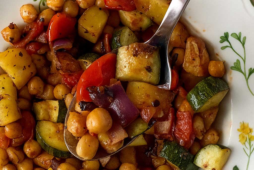 Così risolvo la fame nervosa, li preparo in 20 minuti e mi saziano per ore: ceci e verdure croccanti, senza grassi e con tanto sapore