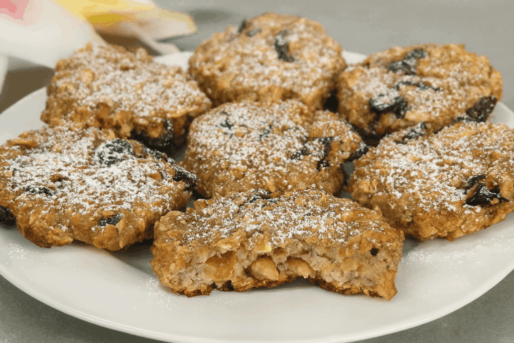 Dopo le feste ho bisogno di leggerezza: questi biscotti avena e frutta sono la mia colazione preferita, saziano senza appesantire e fanno bene!
