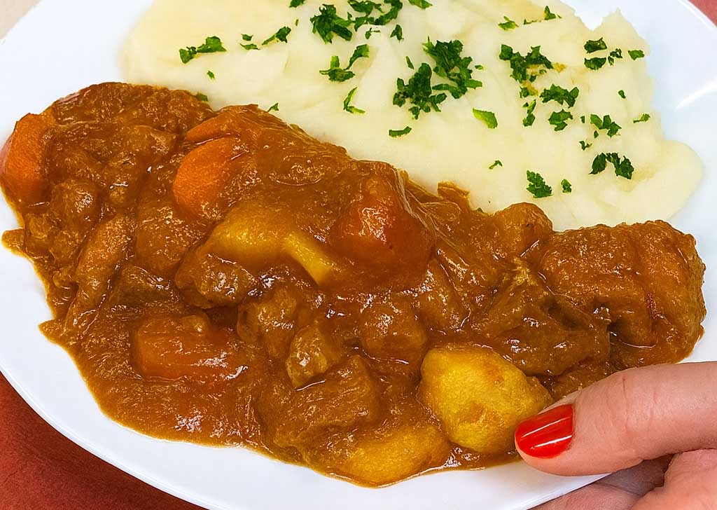 Quando fuori fa freddo, io mi cucino questo: il gulash, un piatto ricco, nutriente e sazia senza appesantire (è una bomba di sapore)