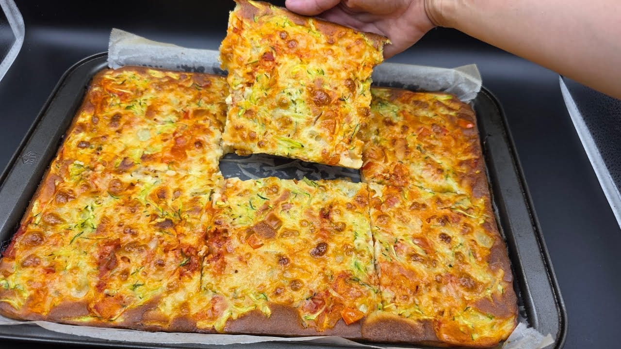 Pizza salata di zucchine e peperoni