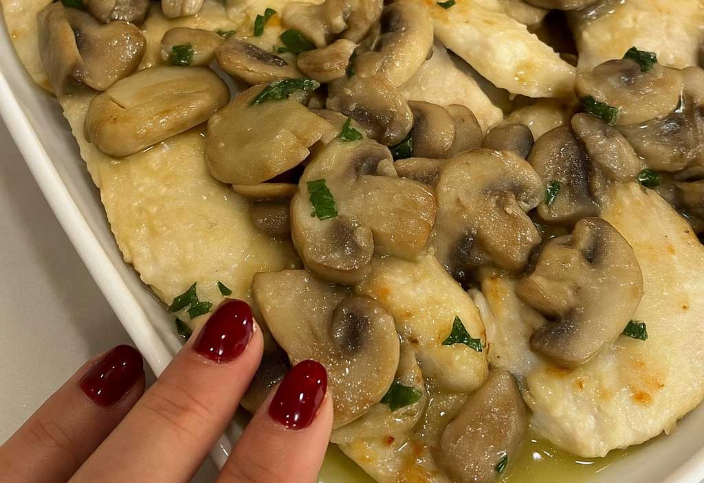 Altro che piatto triste da dieta! Queste scaloppine ai funghi sono cremose, leggere e hanno solo 230 Kcal a porzione (le faccio senza panna né burro)!