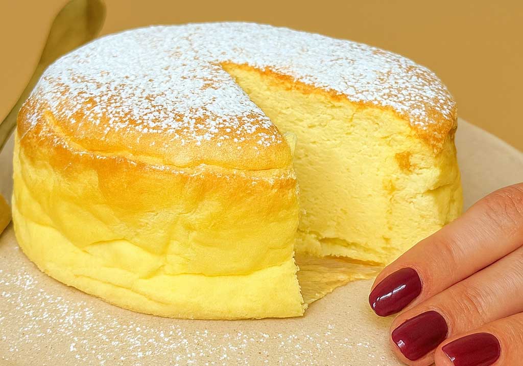 È l’unica torta che posso concedermi ora che sono a dieta ferrea… ma per fortuna è buonissima: leggera, fresca e con sole 120 kcal!