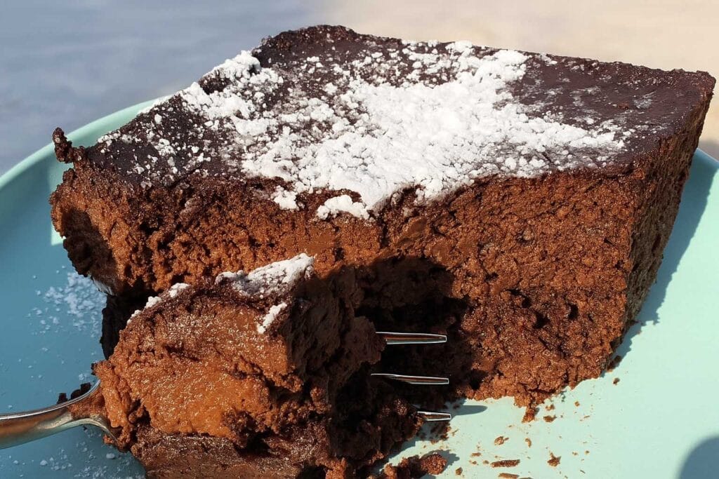 Dolce ma con benefici e solo 120 kcal: questa torta pere e cioccolato è ricca di magnesio, fibre e non c’è farina, burro e né zucchero