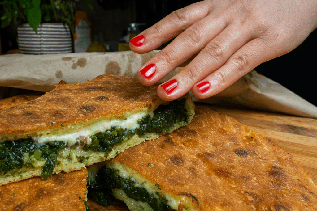 Altro che torta salata: la scacciata siciliana è il piatto delle feste che conquista tutti, ripiena e filante come vuole la tradizione!