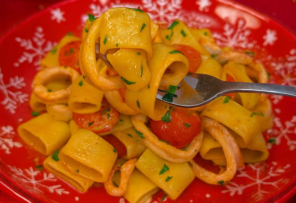 La calamarata perfetta per le feste di Natale: si fa in 30 minuti, ogni volta fanno tutti il bis, risultato da ristorante (ve lo assicuro)