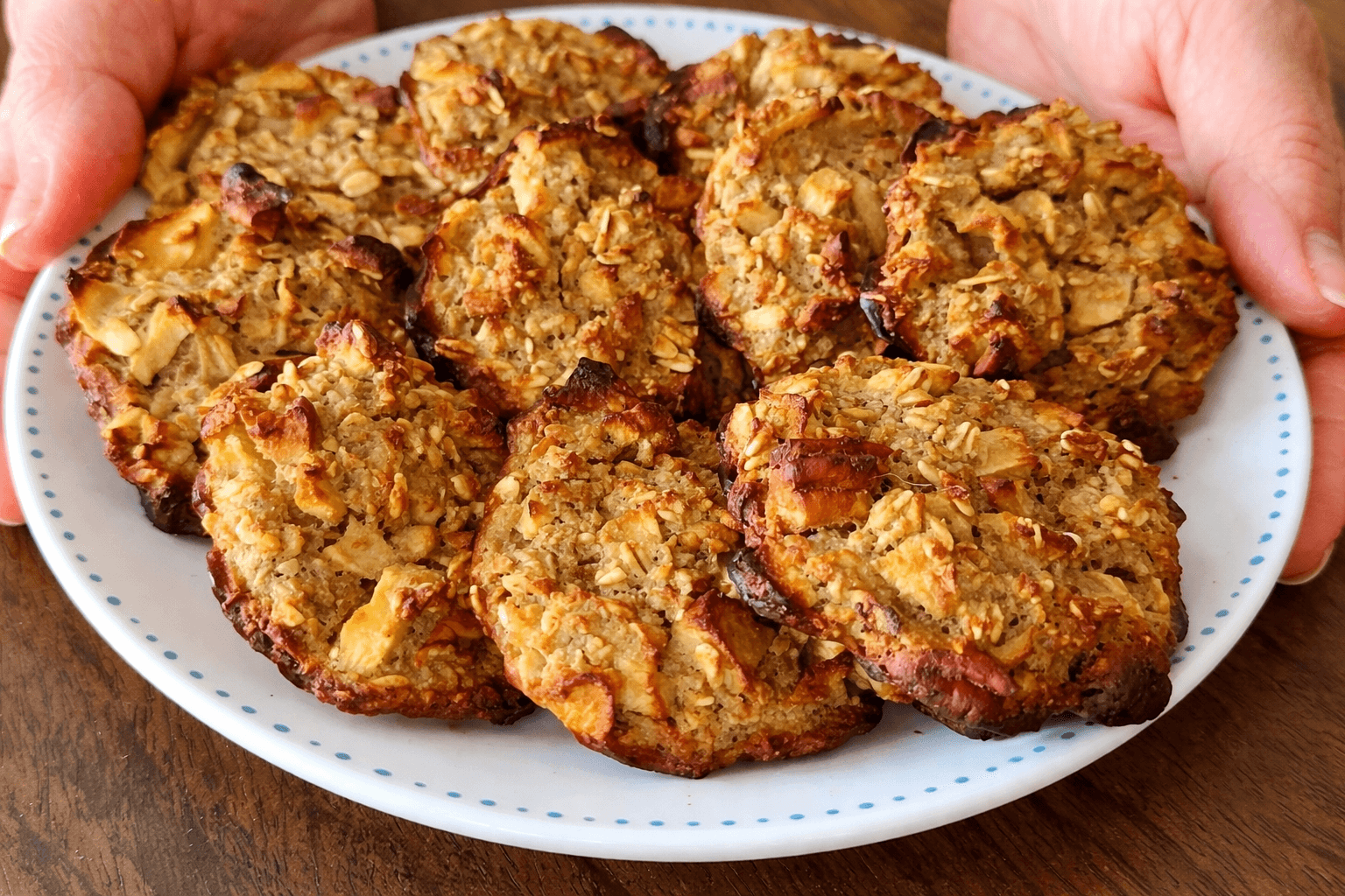 Biscotti di avena, mela e noci