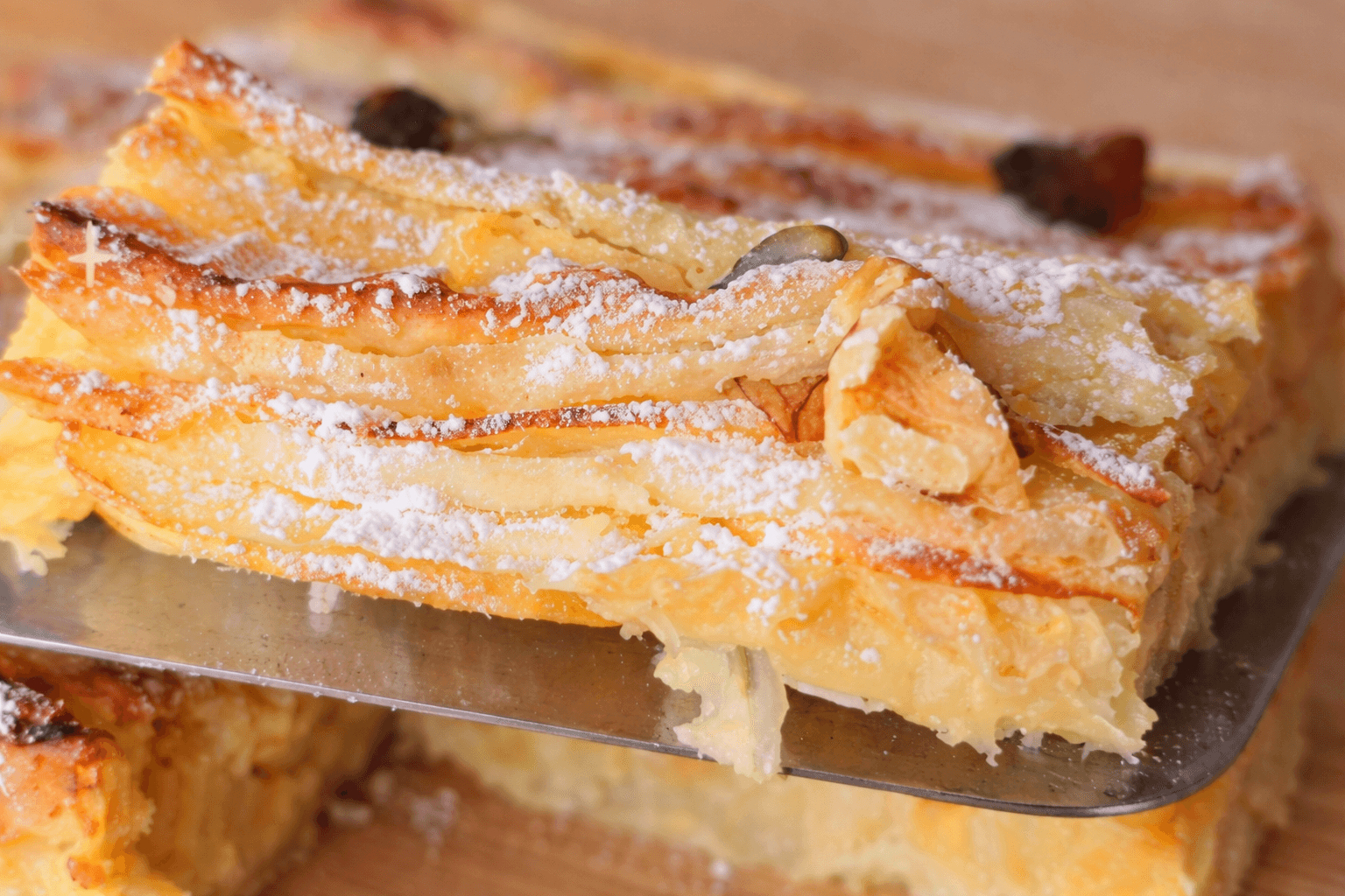 Torta di pasta fillo, mele e uvetta
