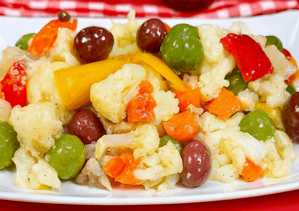 La ricetta napoletana che non manca mai sulla mia tavola a Natale: l’insalata di rinforzo ricca, croccante e irresistibile (cavolfiore, olive e sottaceti in un mix che crea dipendenza)