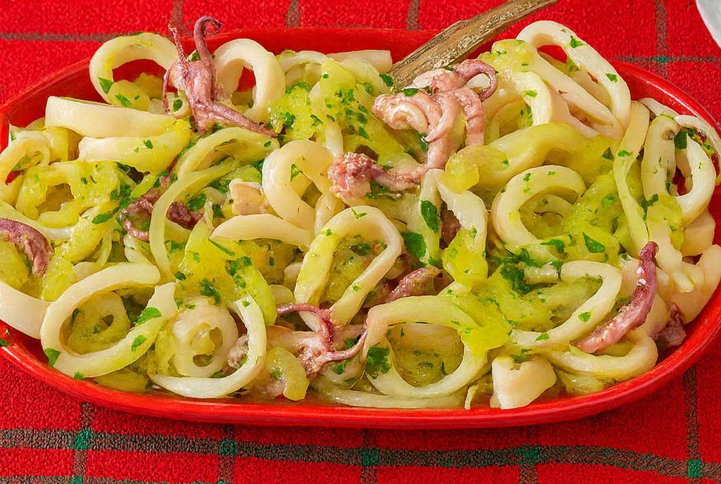Tra un cenone e l’altro, questa insalata di calamari mi salva ogni anno: fresca, leggera e super digeribile perfetta durante le feste!