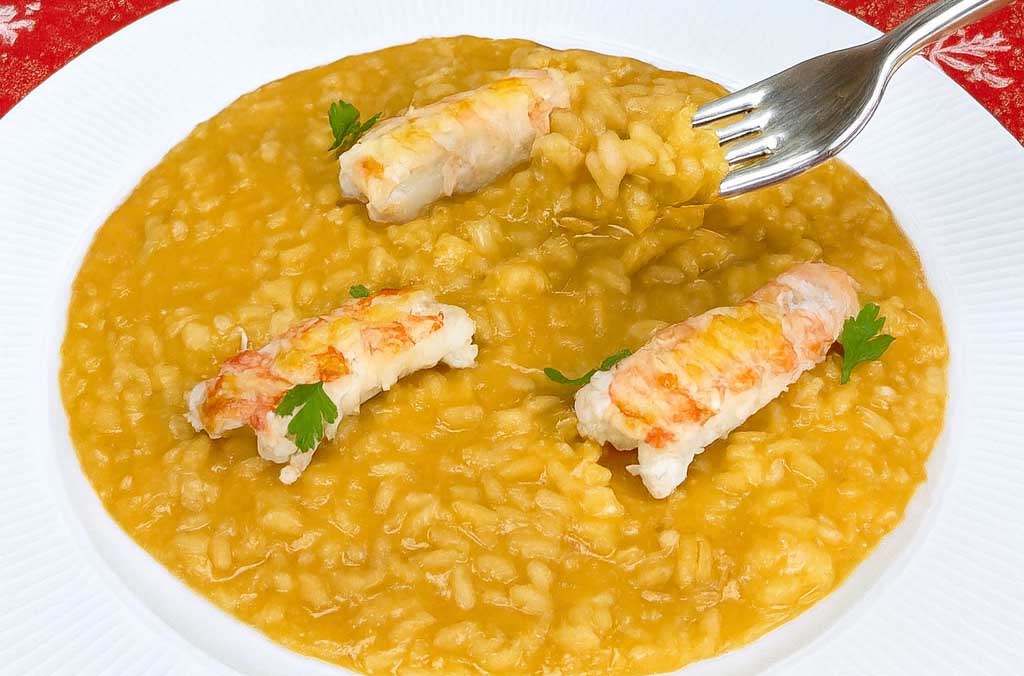Il primo delle feste che fa sempre un figurone: un risotto agli scampi facile ma elegante che conquista tutti, è la soluzione perfetta senza stress!