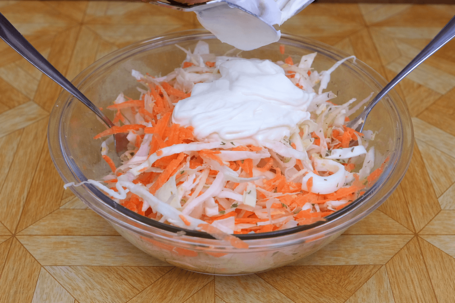 Insalata di cavolo, carote e uova