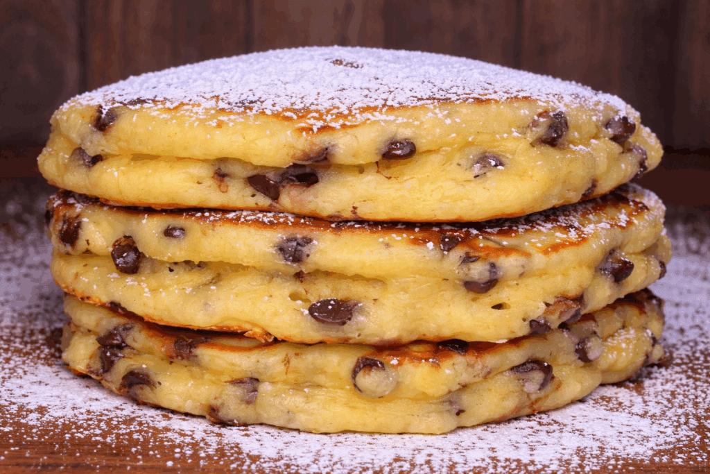 Pancake gonfi, morbidi e con le gocce di cioccolato che si sciolgono, sono così buoni che li mangio ancora caldi direttamente dalla padella