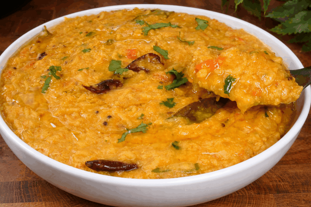 C’è una zuppa indiana che preparo quando sento il bisogno di rimettere tutto in equilibrio: è ricca di legumi, spezie e mi fa stare bene sul serio