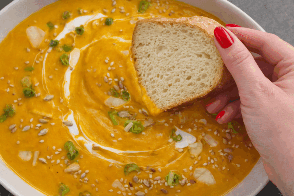 La vellutata che preparo quando voglio sgonfiarmi e sentirmi subito meglio: calda, cremosa e mi rimette in pace con lo stomaco