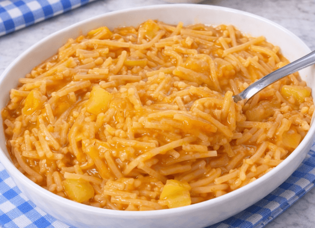 Minestra di pasta, patate, cipolla e pomodoro