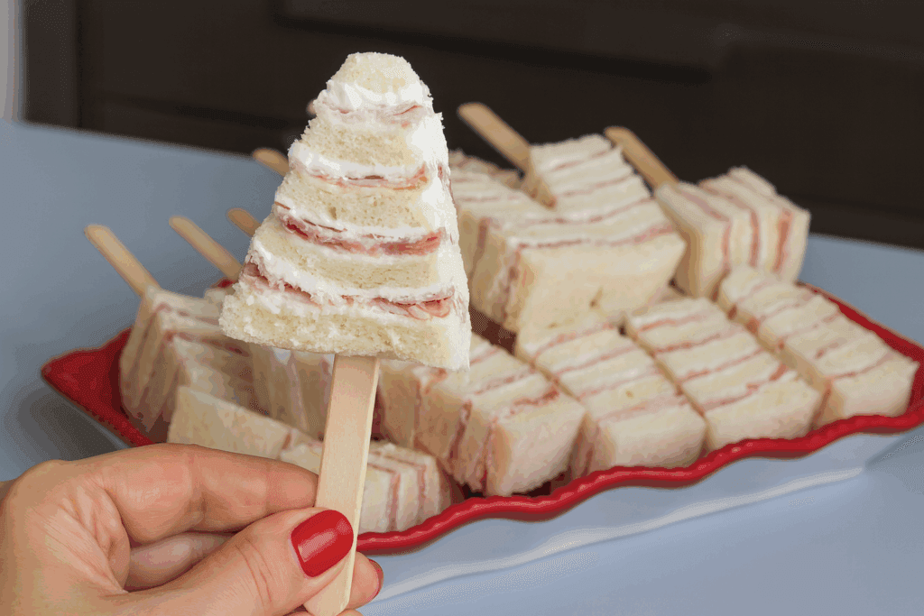Oggi, per il pranzo del primo dell’anno, preparo questi tramezzini ad albero: semplici, scenografici e super morbidi (freschi e pronti in 10 minuti)