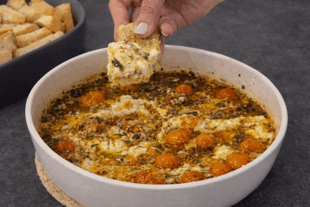 L’antipasto che metto al centro della tavola e finisce sempre per primo, pomodorini arrosto e burrata che si scioglie e conquista tutti!