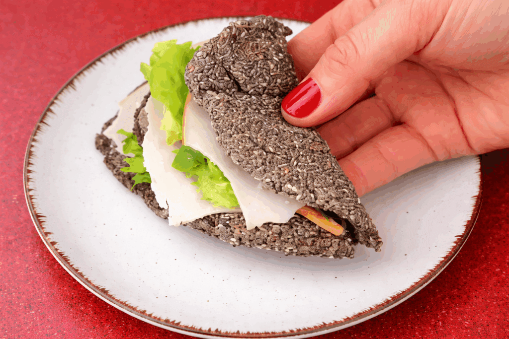 Piadina di semi di chia senza farina né lievito con 2 ingredienti: solo 110 kcal, proteica e perfetta come salva-pranzo leggero