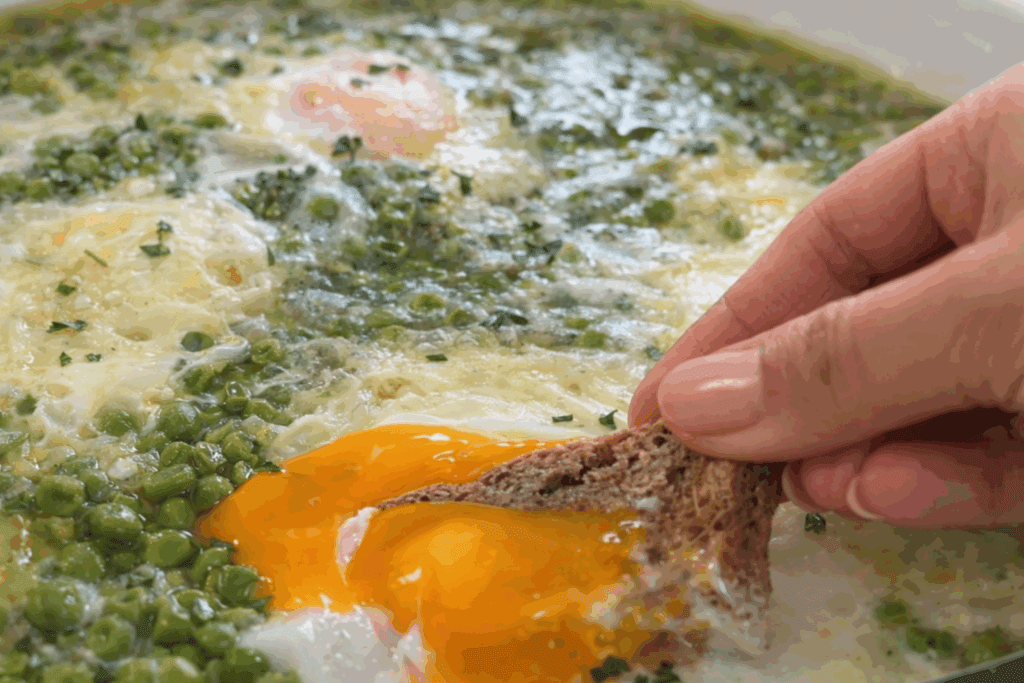 Le uova con i piselli che mi faceva la mamma: semplici, economiche e tanto sughetto buono per fare la scarpetta con solo 320 Kcal!