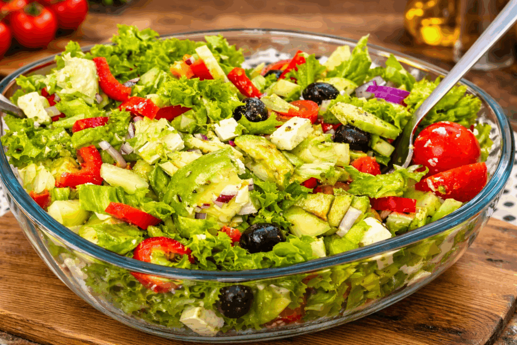 Non è la solita insalata: questo ingrediente la rende così saziante che la preparo ogni settimana, mi ha tenuto piena per tutto il pomeriggio!