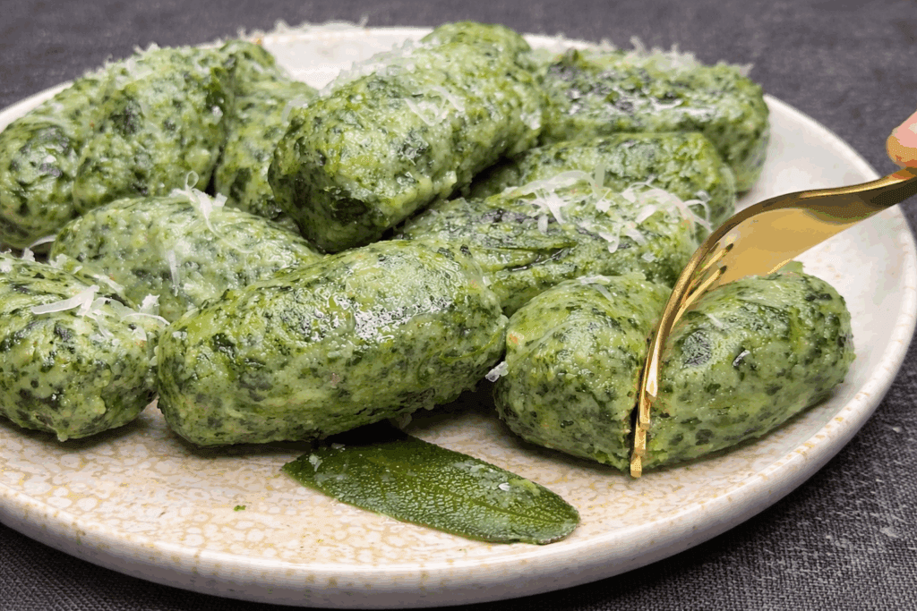 Schiaccio la ricotta, aggiungo spinaci e in pochi minuti preparo questi malfatti morbidi che fanno al Nord Italia: sono più buoni pure degli gnocchi!