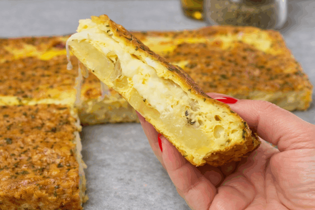 Con patate, uova e un po’ di formaggio è nata questa teglia soffice e completa che preparo spesso durante la settimana: saziante e perfetta per tutta la famiglia!