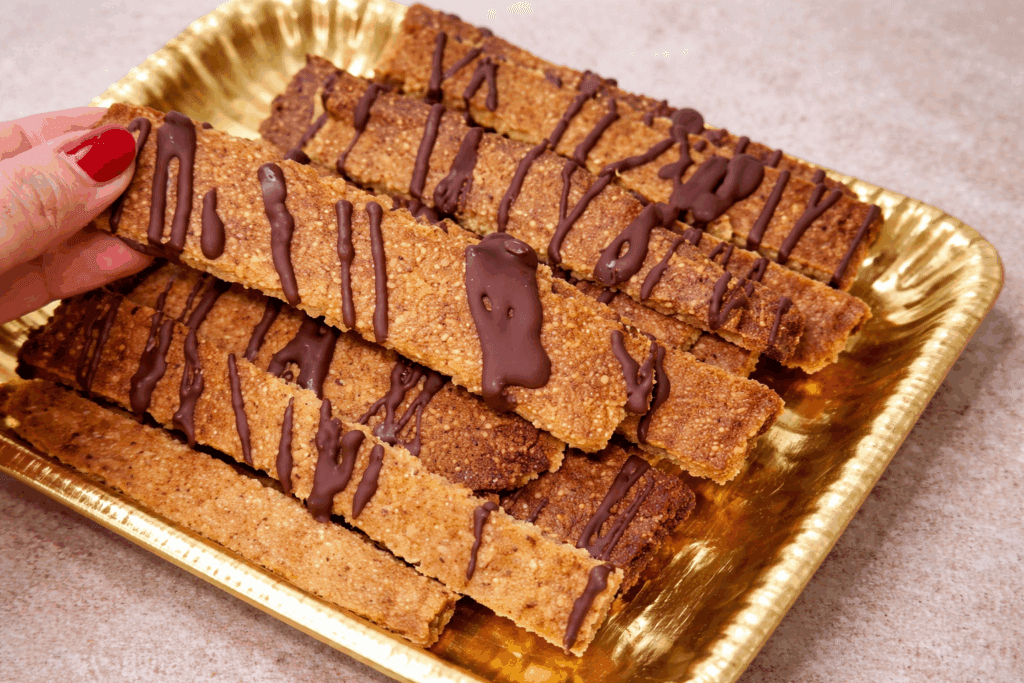 Ieri mattina, mentre usciva il caffè, ho preparato questi biscotti alle nocciole: senza zucchero, senza farina e pronti in 15 minuti