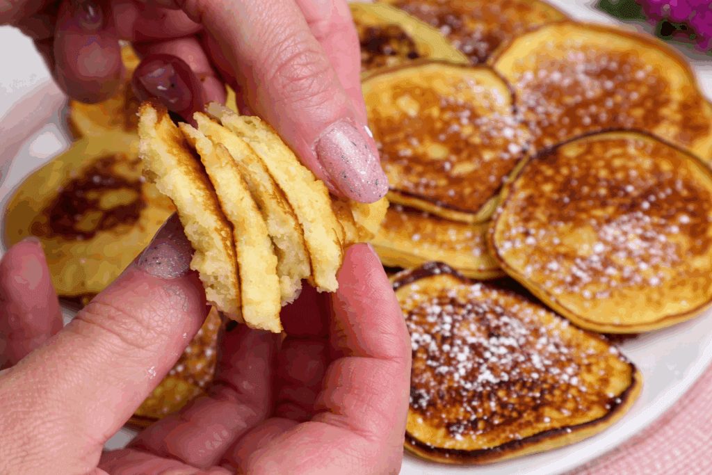 Li preparo al mattino in pochi minuti: questi pancake allo yogurt restano soffici, mi saziano fino a pranzo e non ne resta mai uno