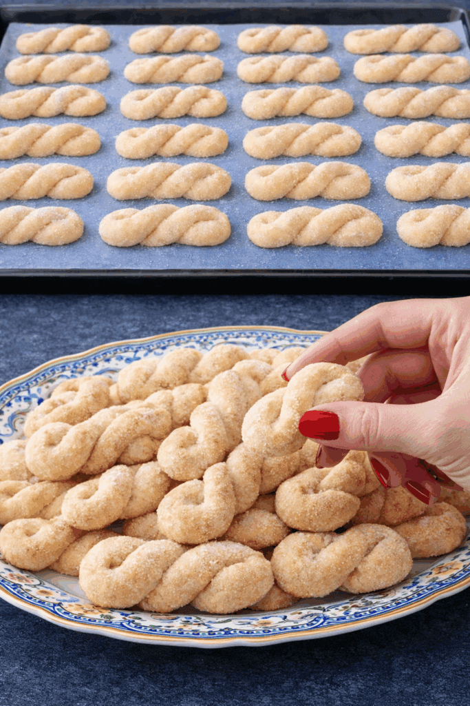 I biscotti di magro senza burro, senza uova e intrecciati al vino e anice: perfetti per l’inzuppo e si conservano per una settimana!