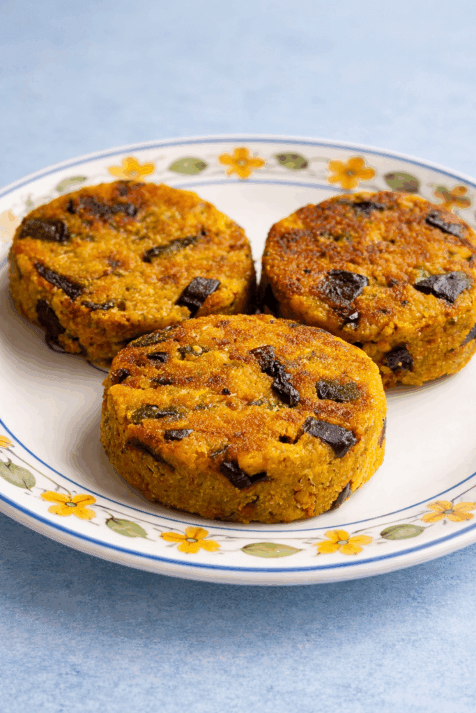 Avevo una melanzana e un barattolo di ceci, li ho uniti e sono usciti questi burger che ormai rifaccio ogni settimana: saporiti, compatti e non ti fanno rimpiangere la carne!