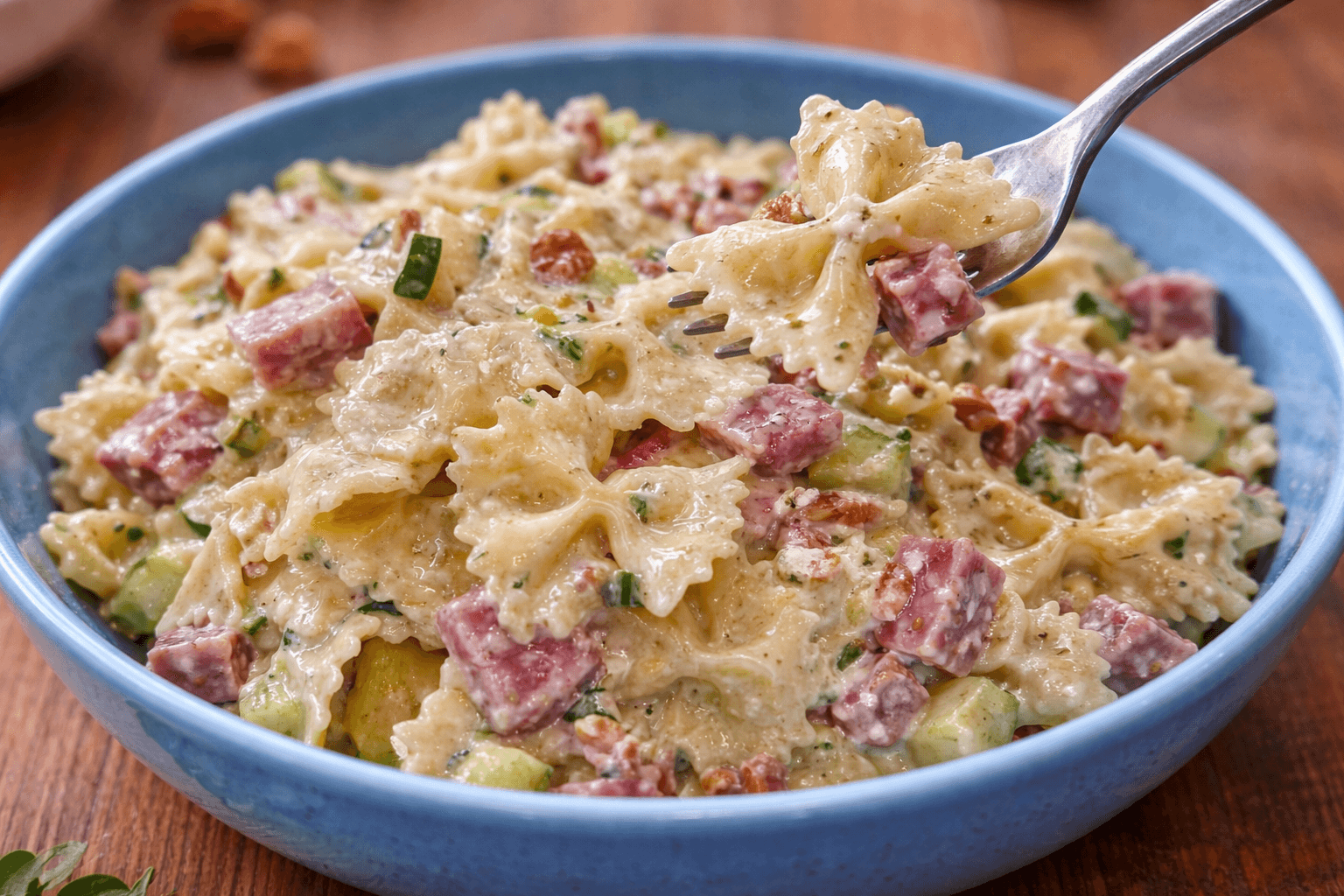 Farfalle cremose con zucchine, prosciutto, philadelphia e noci