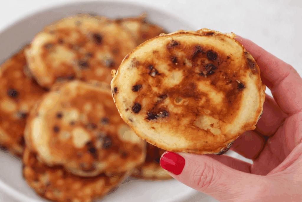Ricotta ricca di proteine, pera fonte di fibre e cioccolato fondente pieno di polifenoli: questi pancake aiutano a controllare fame e picchi glicemici!