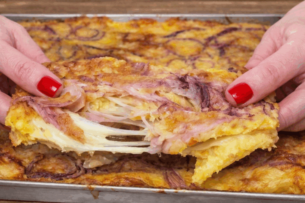 Ho usato quello che avevo in frigo e il risultato è stata una torta salata filante che ha risolto la cena di tutta la famiglia, saporita e nutriente!