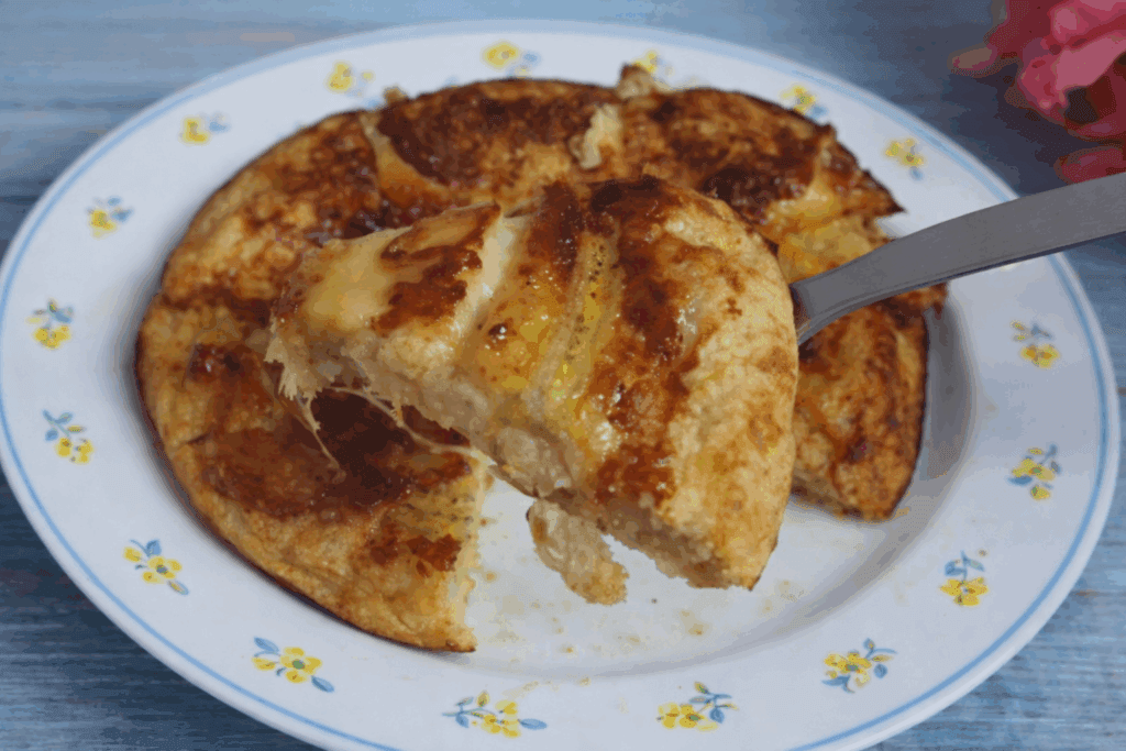 La torta in padella che mi salva la colazione, pronta in massimo 15 minuti: resta morbida e leggera, con solo 330 kcal tutta!