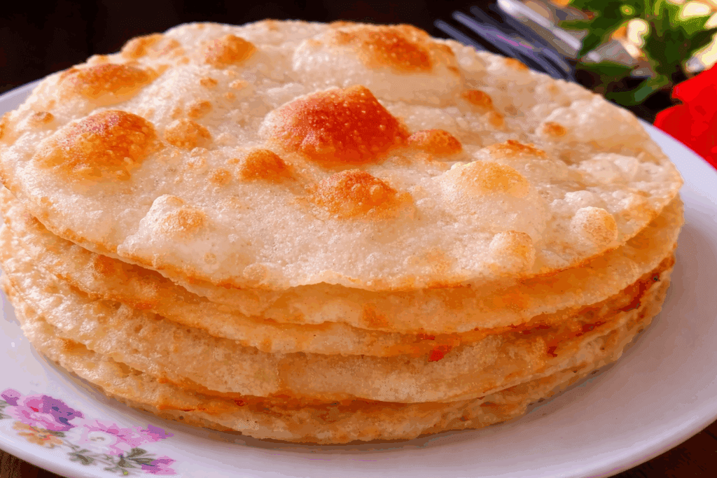Verso la farina nell’acqua bollente in padella e in pochi minuti preparo queste focaccine furbe senza lievito, calde e morbidissime