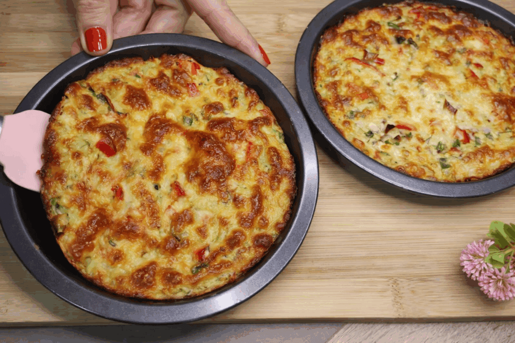 Con grassi buoni dell’avocado per il cuore e proteine dell’uovo, questa pizza alternativa sazia a lungo e aiuta a mantenere la glicemia più stabile