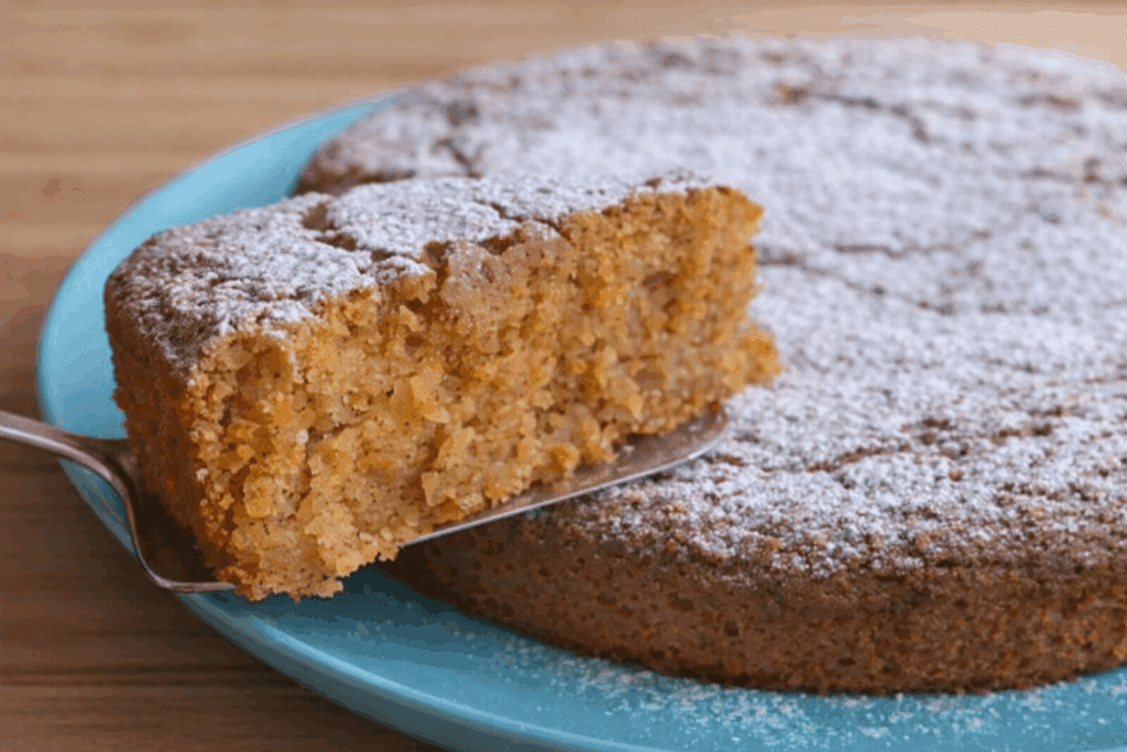 Appena la tagli, capisci subito quanto è morbida e perfetta per la colazione, questa torta di carote è senza burro, farina e uova con solo 180 Kcal!