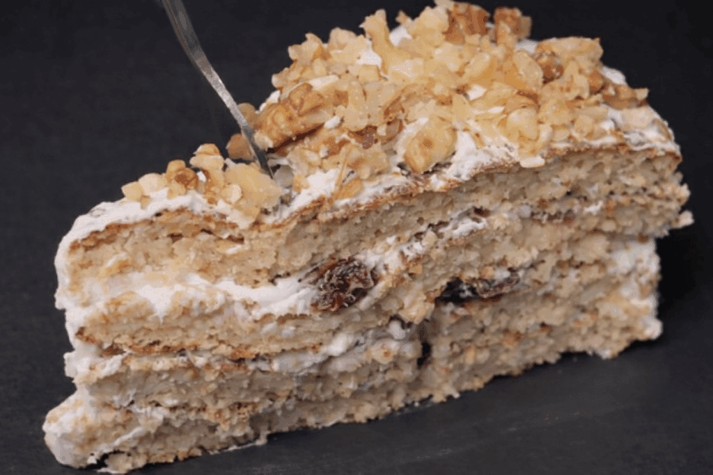 Per qualche mattina ho fatto colazione con questo dolce di avena, mele e noci: mi sono sentita sazia più a lungo e non ho avuto più attacchi di fame a metà mattina!